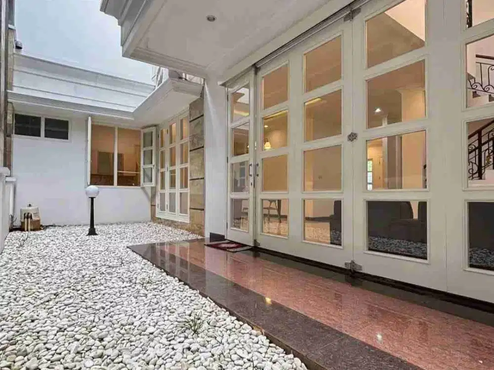 FOR RENT RUMAH BAGUS 2LANTAI SIAP HUNI JL.LEBAK BULUS 1 JAKARTA SELATAN.