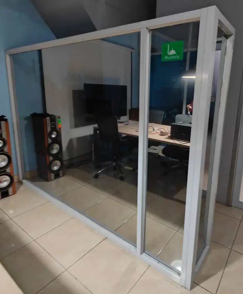 Sekat partisi dan pintu sliding kaca alumunium
