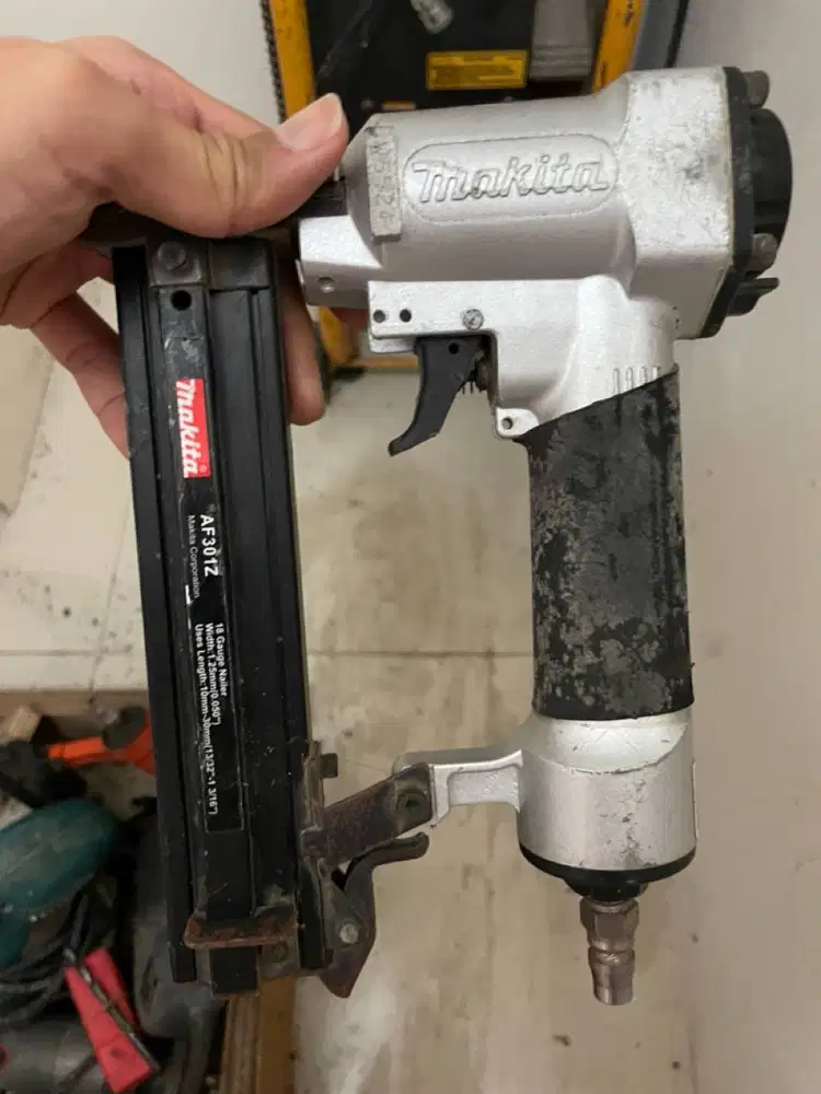 Mesin Paku Tembak Makita AF301Z Pneumatic Air Nailer Pinner