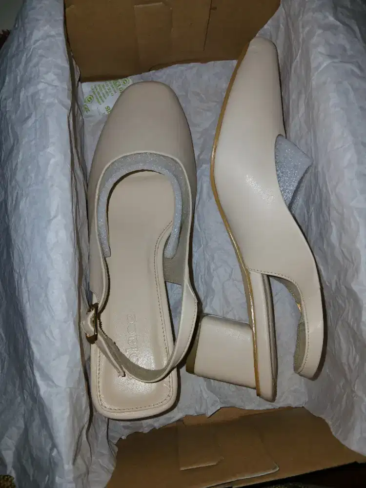 Heels wanita merek solace