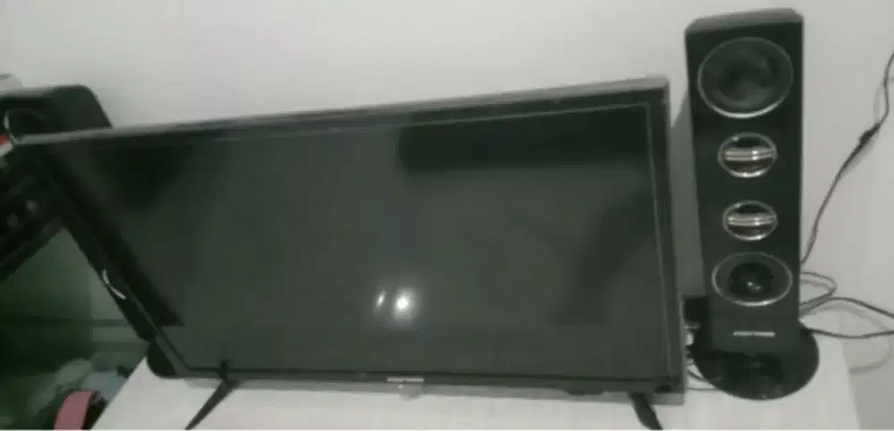 LED tv Polytron 32inci plus speaker tower no minus segel