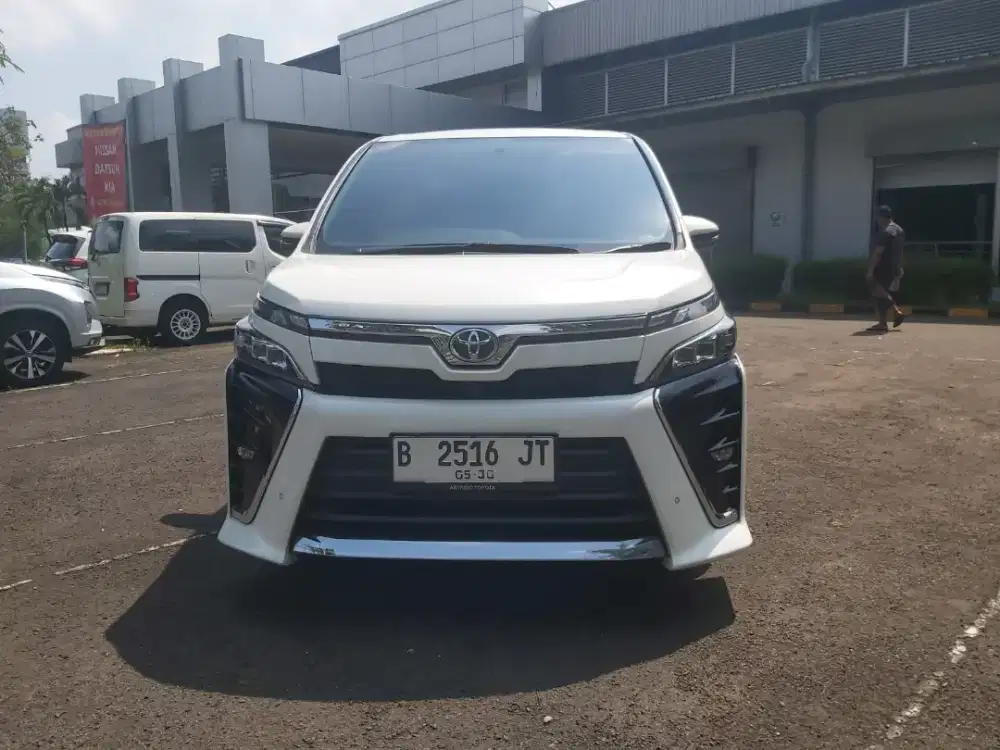 Toyota Voxy 2.0 cvt DP Murah