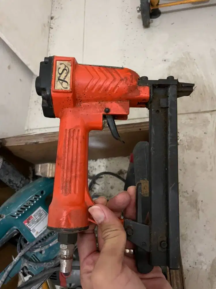 Mesin Alat Paku Tembak Staples Angin Air Nailer