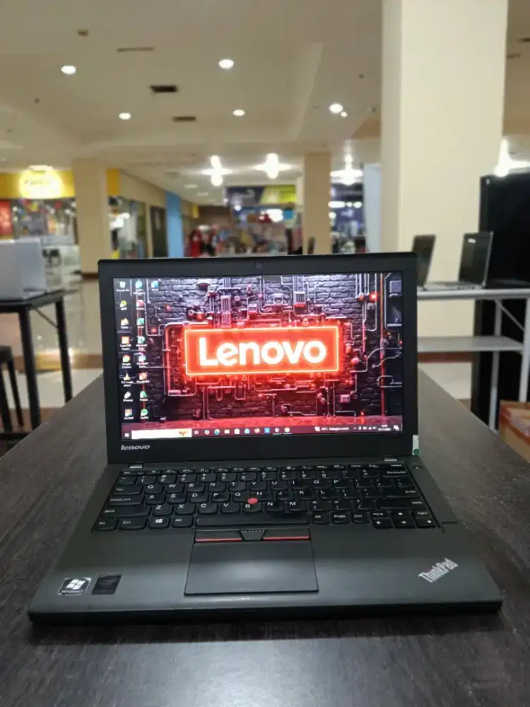 Lenovo Thinkpad x250 Intel core i5 Gen 5 ram 8gb SSD 128gb mulus