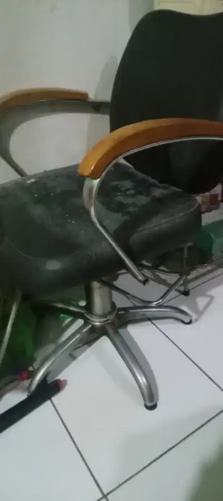 Dijual 2 Kursi Pangkas Masih Bagus