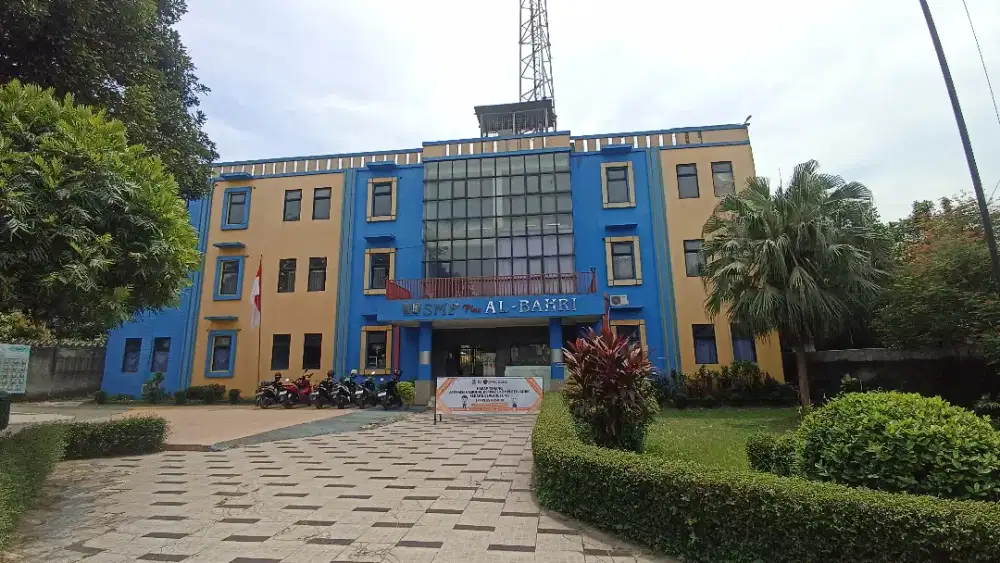 Ex sekolah + kolam renang & lap. Futsal