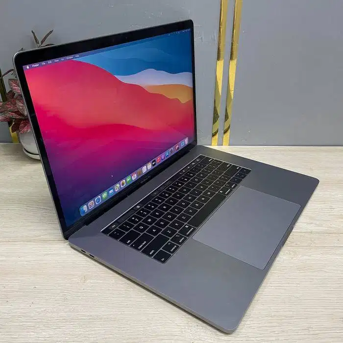Apple Macbook Pro Core i7 Ram 16GB 2019 Layar 15,4inch N-RTV