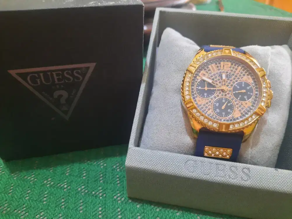 Jam tangan merek GUESS model W1160L3