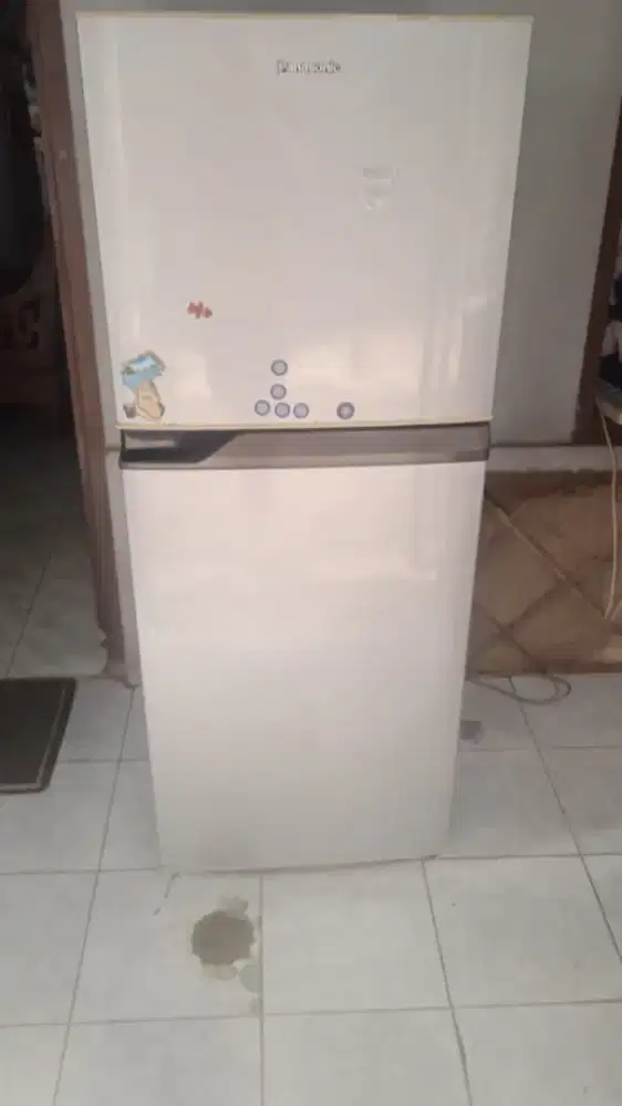 Kulkas 2pintu merek panasonic masih orisinil