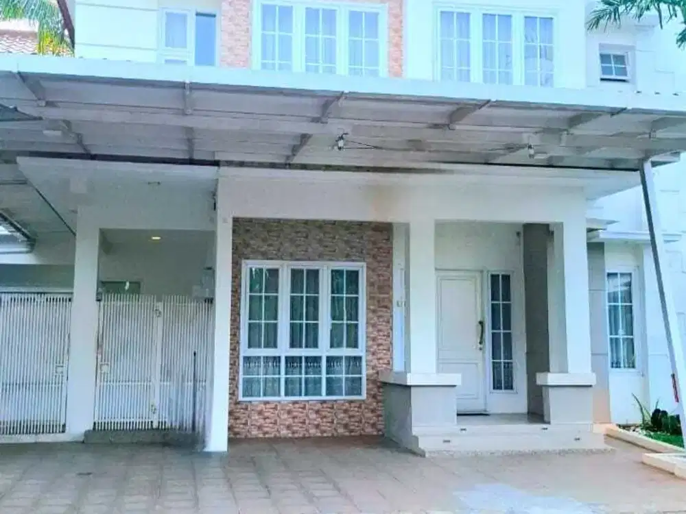 Rumah raffles hills cibubur, lingkungan tenang dekat pusat jajanan.