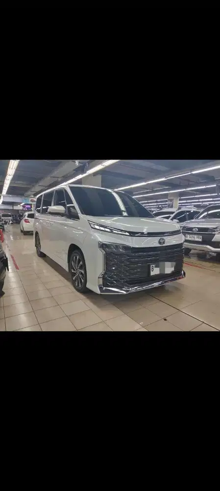 Toyota Voxy 2024