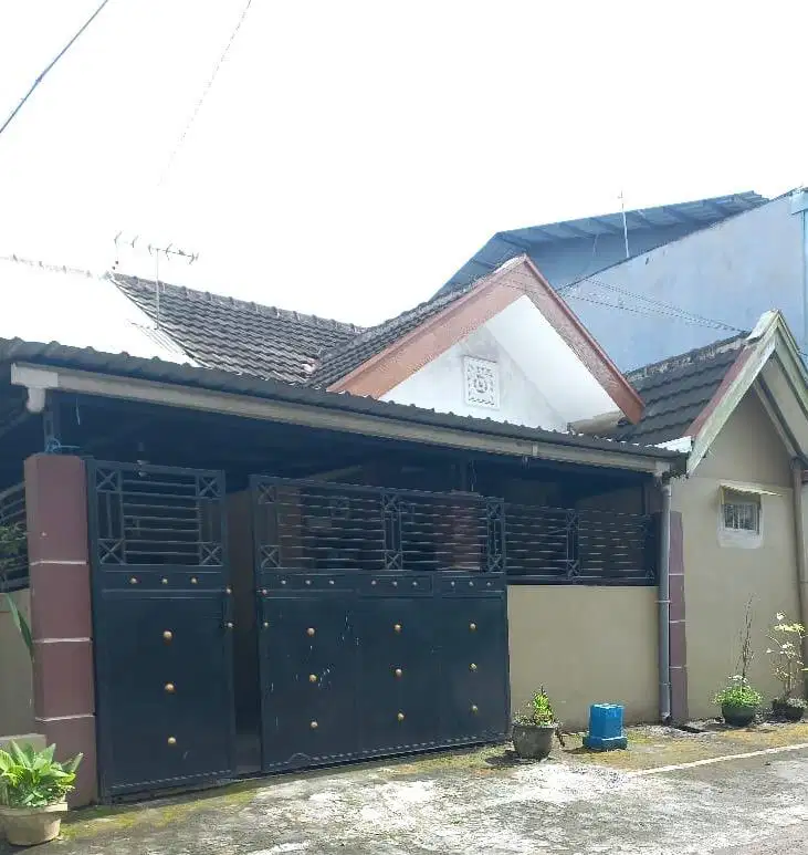 Disewakan Rumah Baru Direnovasi-Lokasi Strategis di Kedung Kandang