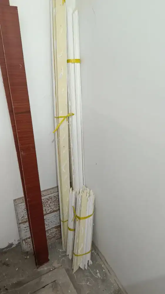 Wall moulding pvc bekas bongkaran