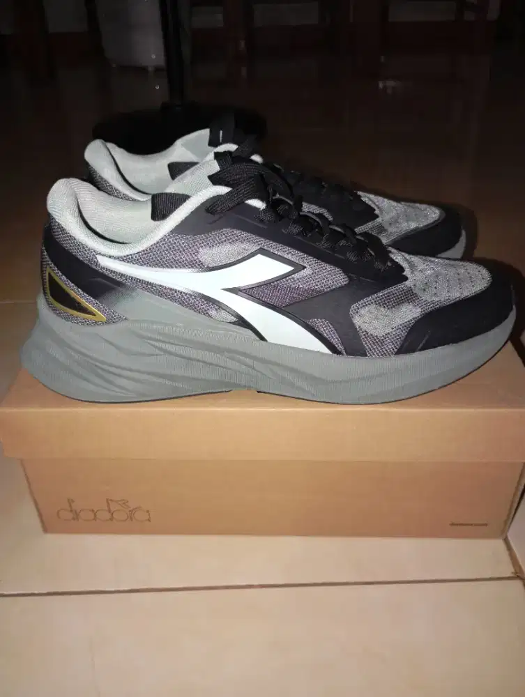 Sepatu olahraga diadora second