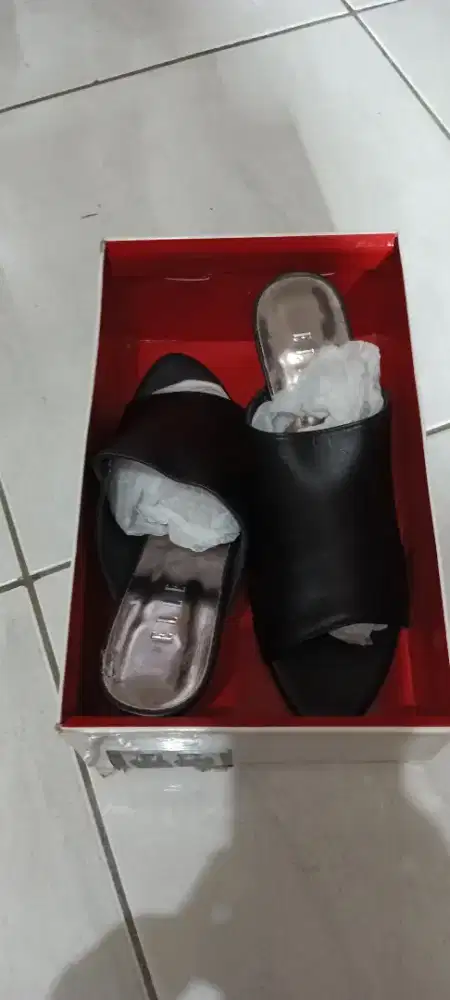 Sandal kulit wanita