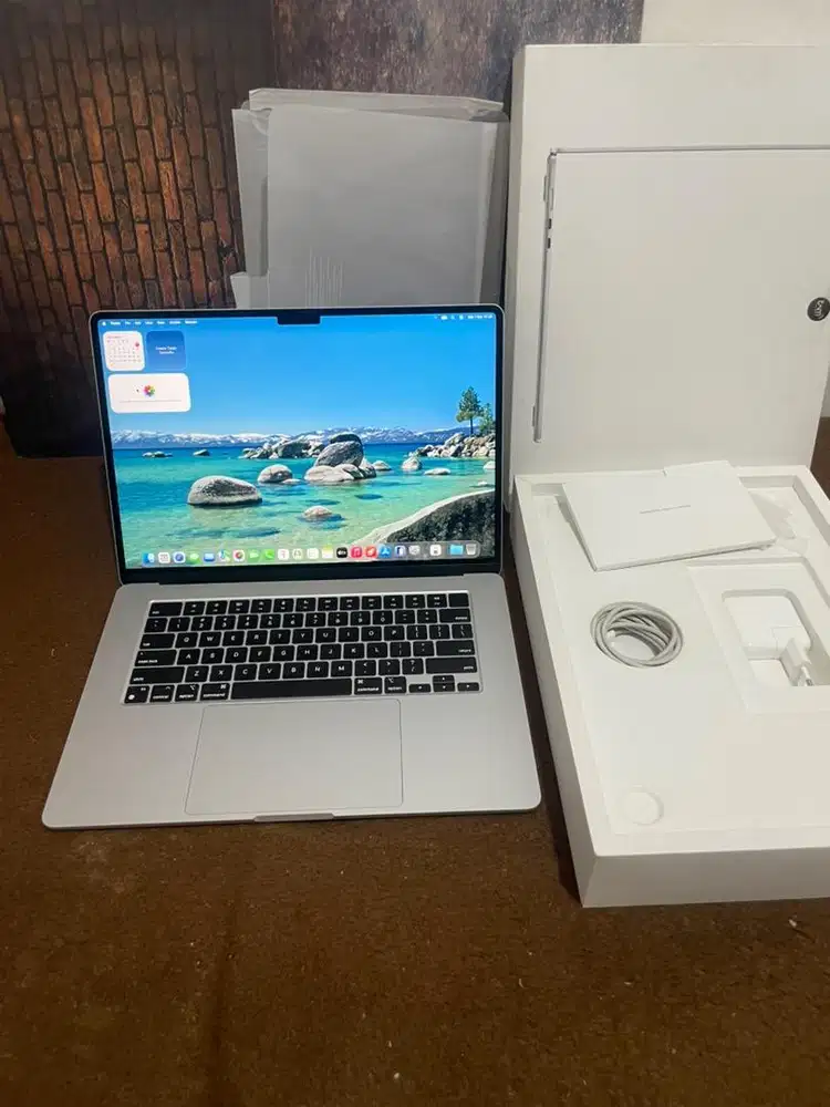 Macbook Air M3 15inch 8/256 iBox Like anew