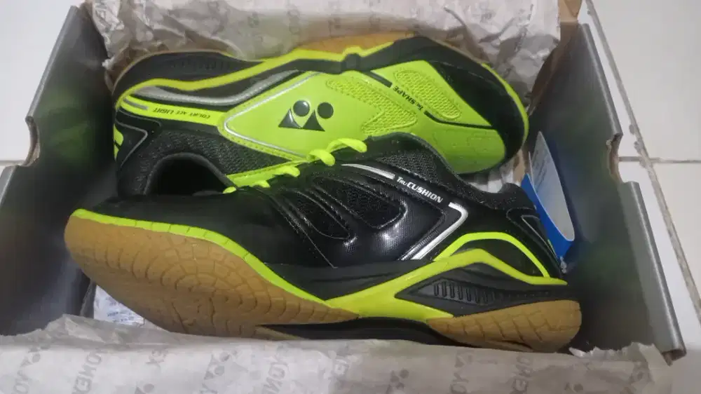 Sepatu badminton Yonex size 42