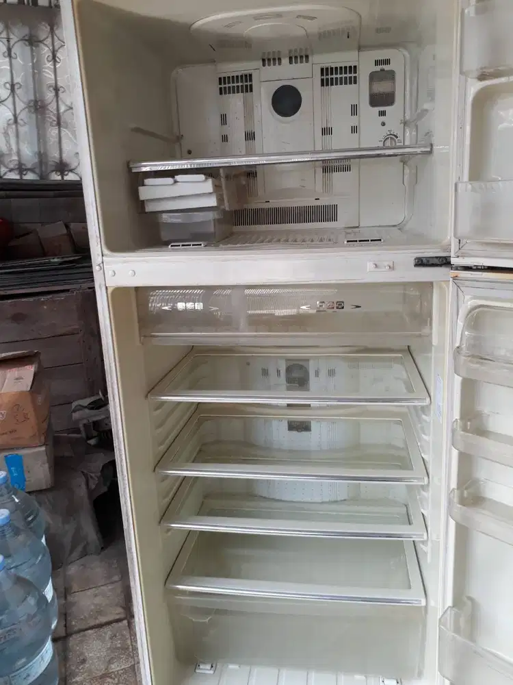 Jual kulkas SHARP, putih, semi jumbo, p=66, l=76, t=177,5