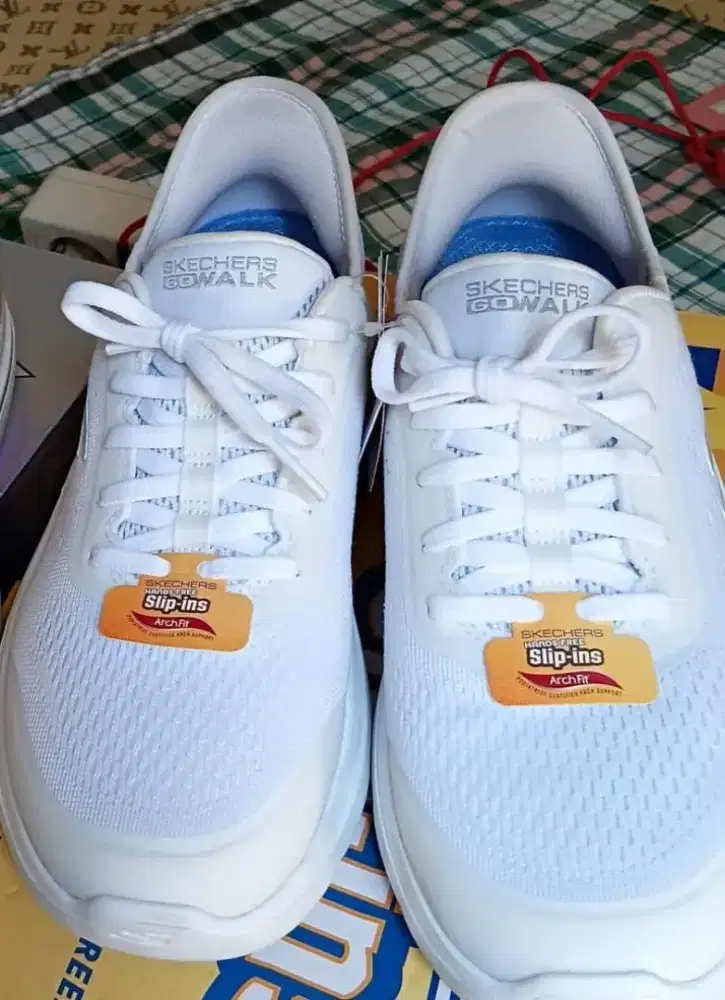 Dijual sepatu Skecher original 100% baru warna putih uk 38