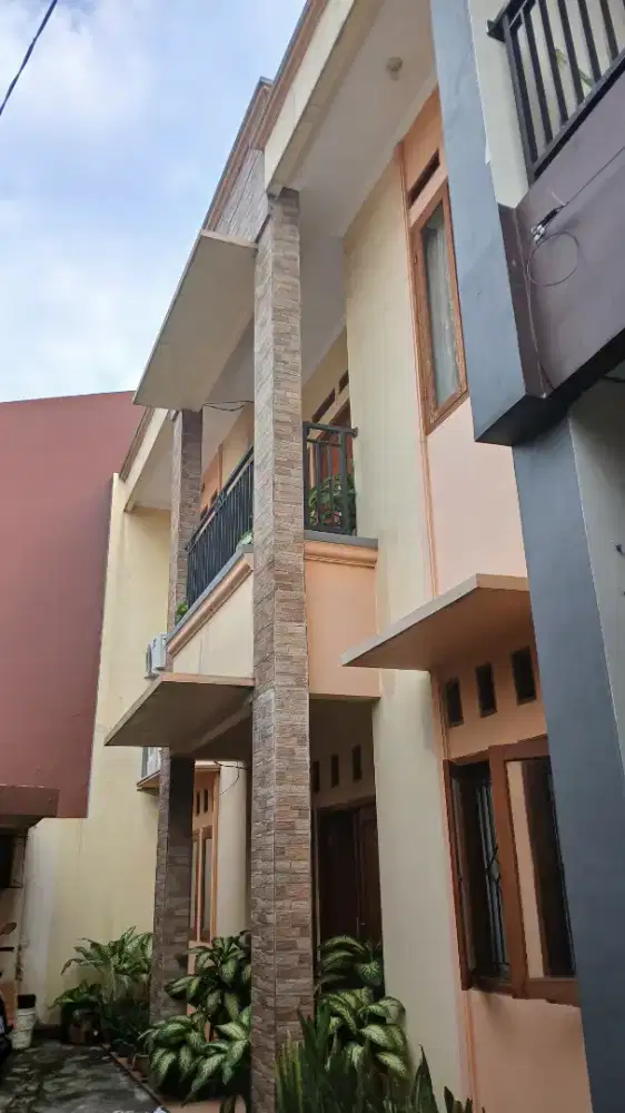 (Tahunan) Disewakan Rumah Pinggir Jalan Kalisari 4KT 2KM Full Furnish