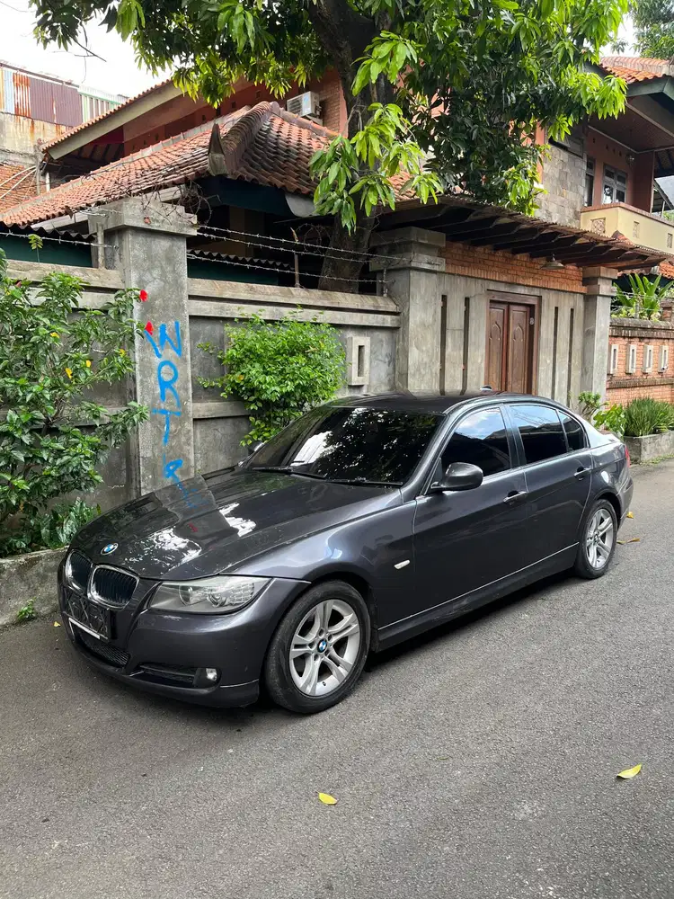 BMW 320i 2009 Bensin