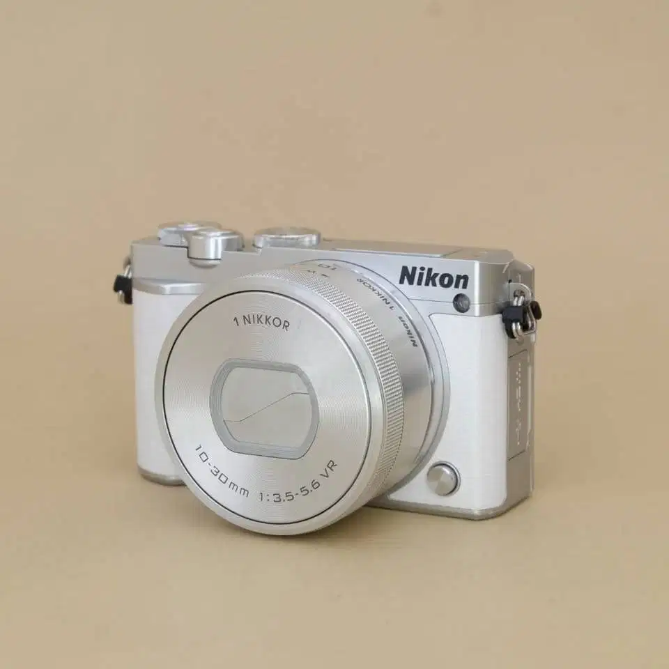 Nikon 1 J5 Kit 10-30mm VR White