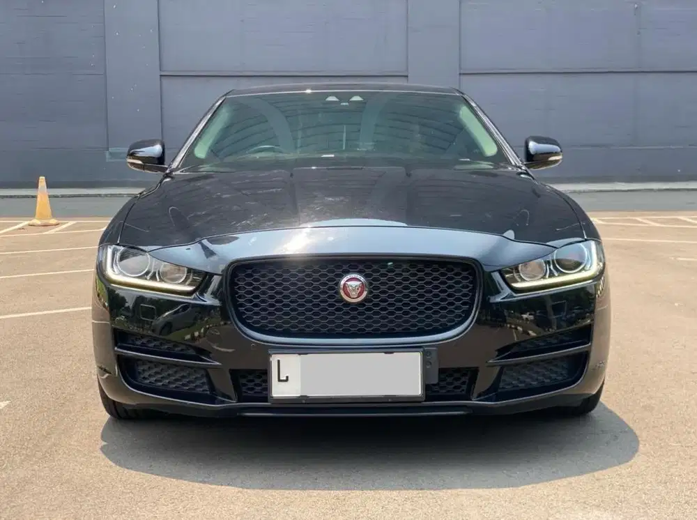 JAGUAR XE 2.0 AT HITAM 2016