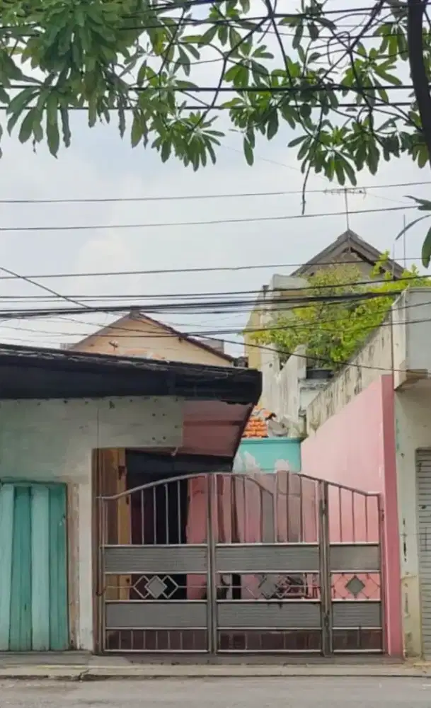 DIJUAL RUMAH SEMOLOWARU
bisa untuk usaha