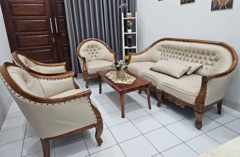 Kursi jati bekas pakai