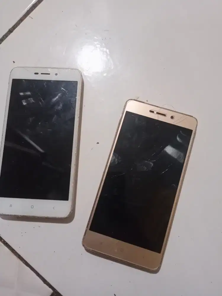 Hp second ada 2 pcs yang 1 mati sati nya nyala