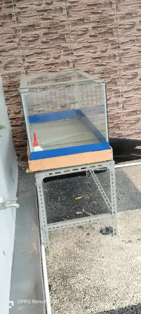 Aquarium ikan beserta rangka besi ukuran 95 x 45 x 44
