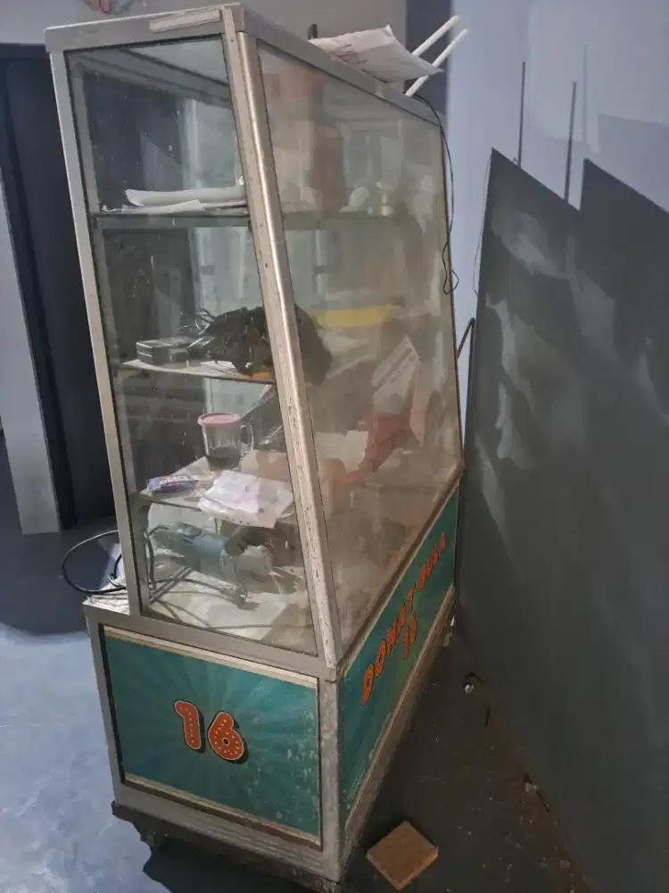 Etalase makanan (bekas jualan donat)
