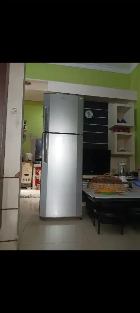 Dijual kulkas merk LG' FREEZER NORMAL BEKU,bawah nya Tdk dingin