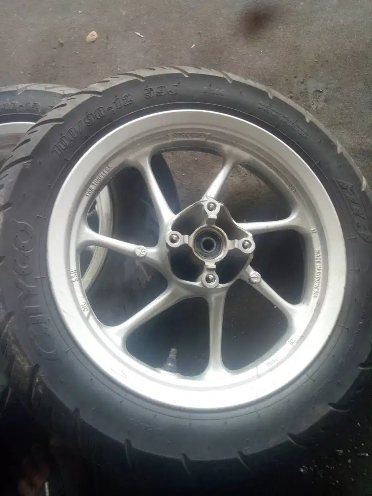 Velg scoppy Sama ban nya,kondisi 75%
