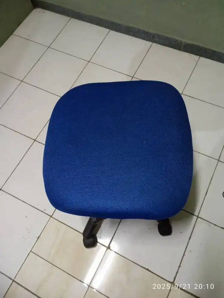 Kursi hirdolik kantor bekas