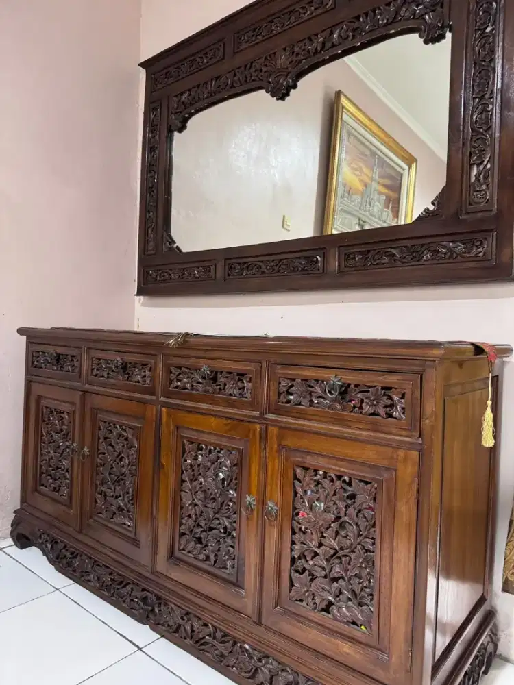 Lemari buffet antik kayu jati dan cermin pajangan ruang tamu