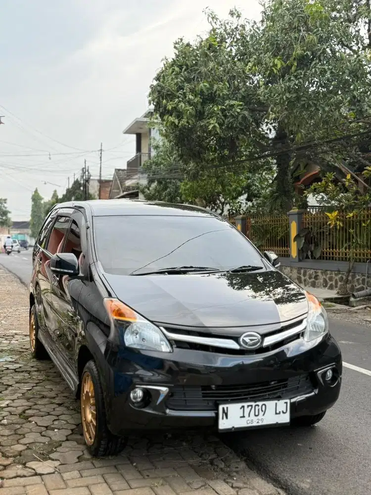 Xenia R Deluxe 2015 Like new Low KM