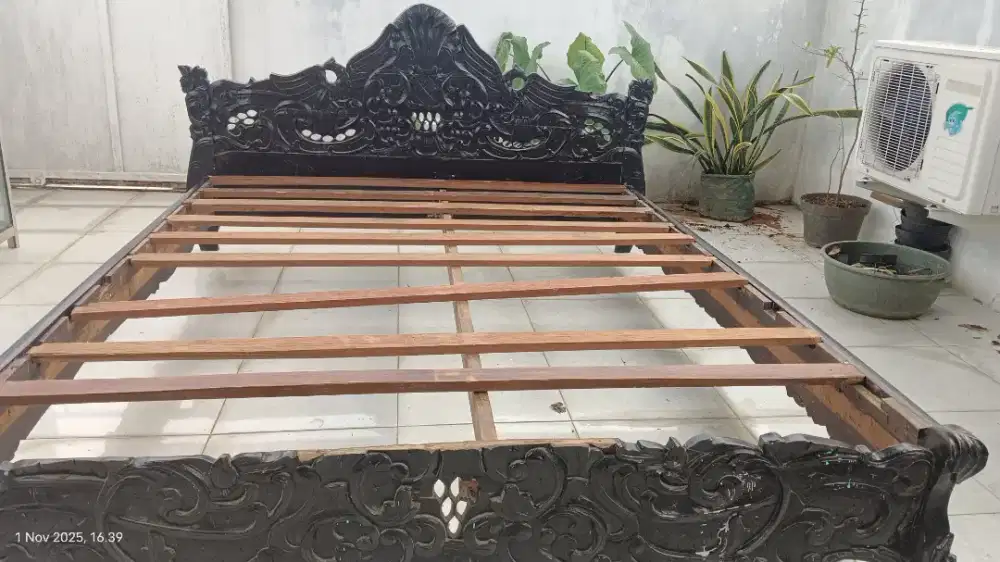 Dipan jati untuk tempat tidur