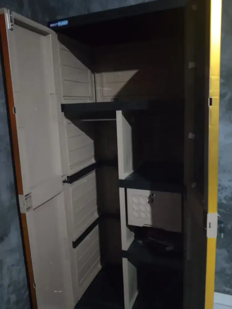 Lemari pelatik bekas tapi Masih bagus banget