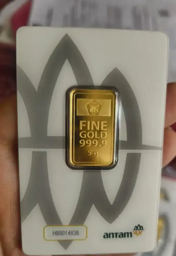 Logam mulia turun harga