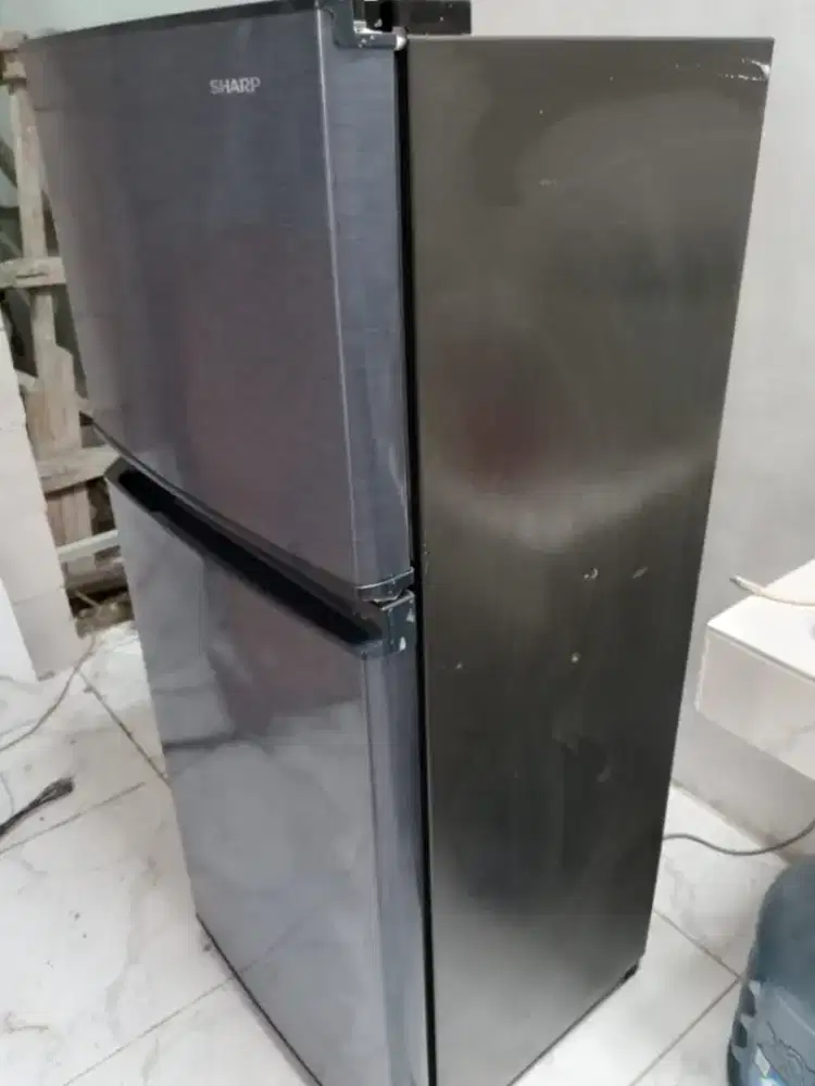 DIJUAL. KULKAS SHARP