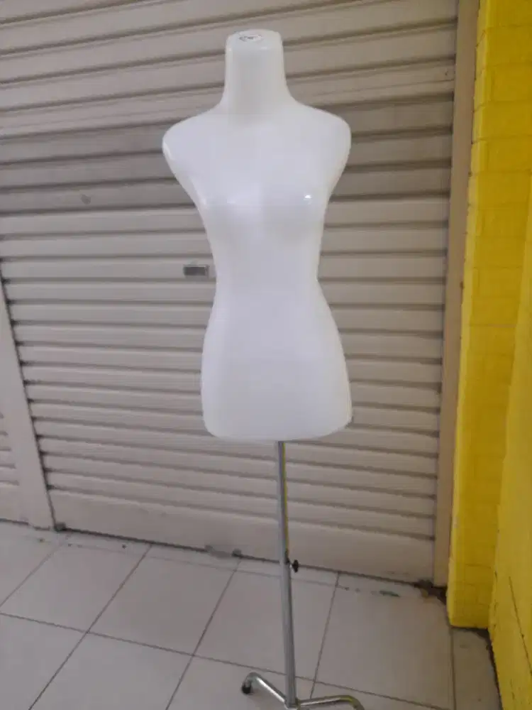 Manekin setengah badan dengan tiang