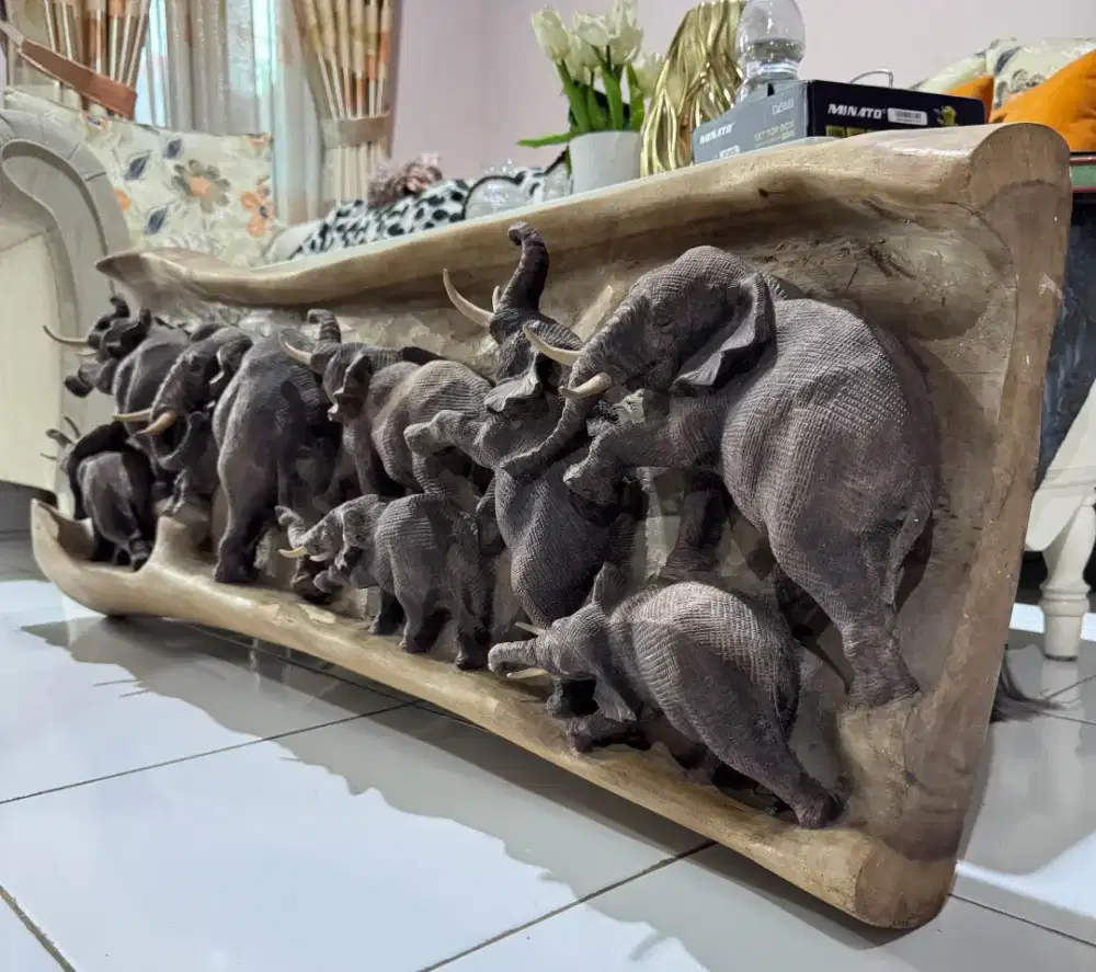 Pajangan antik relief ukir gajah kayu jati