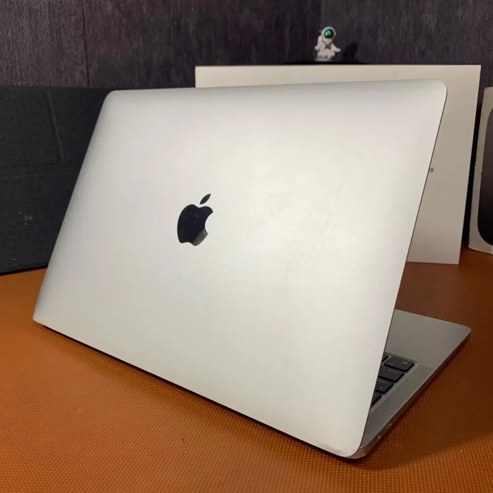 Macbook Air M1 8/256gb 13inch 2020 Silver lengkap ex resmi