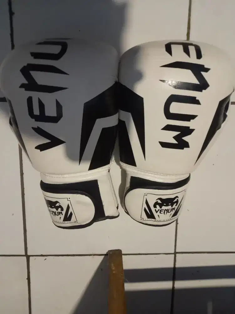 Sarung tinju venum ukuran 12 os