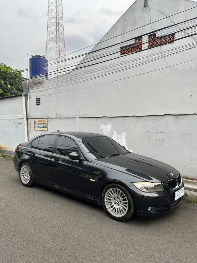 BMW 320i 2010 Bensin