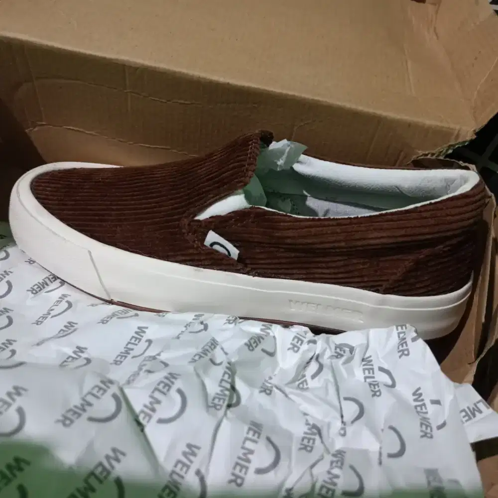 sepatu slip on, welmer corduroy warna brown. masih baru size 41