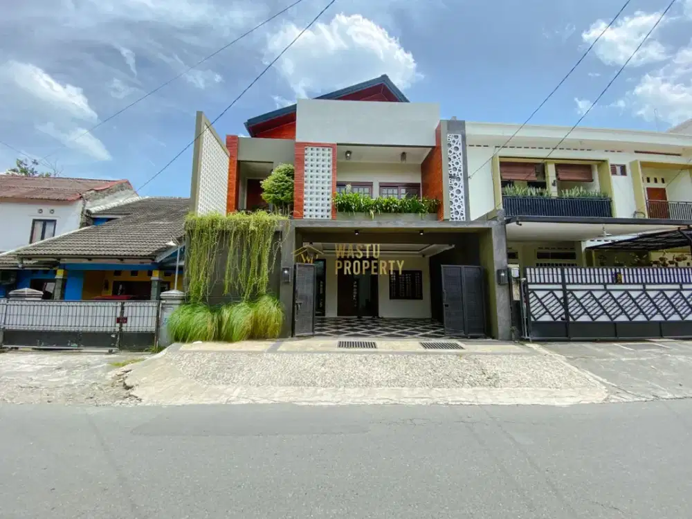 RUMAH MEWAH 3 LANTAI SIAP HUNI DI MAGUWOHARJO SLEMAN