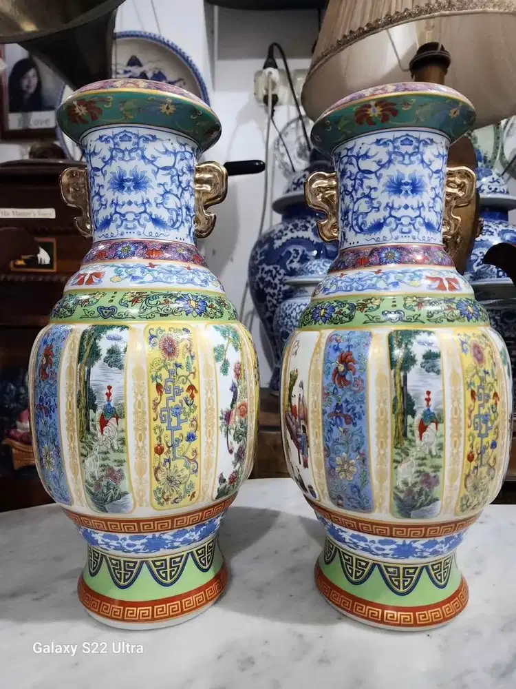 Sepasang Guci Porcelaine 8 Sisi Motif