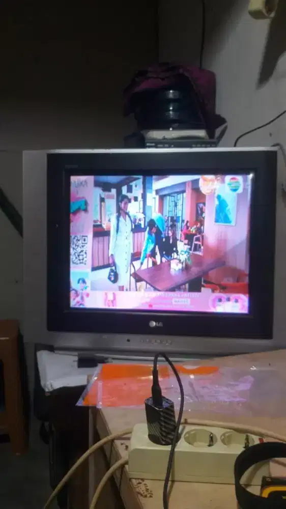 LG super slim 21inch + set top box